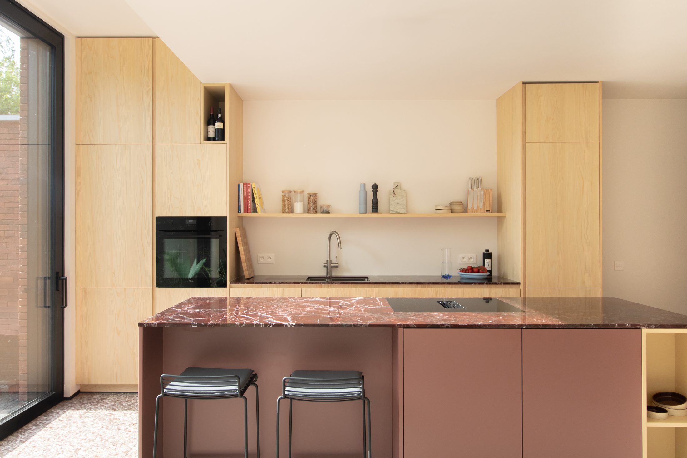 Keuken met eiland & multifunctioneel tv-meubel