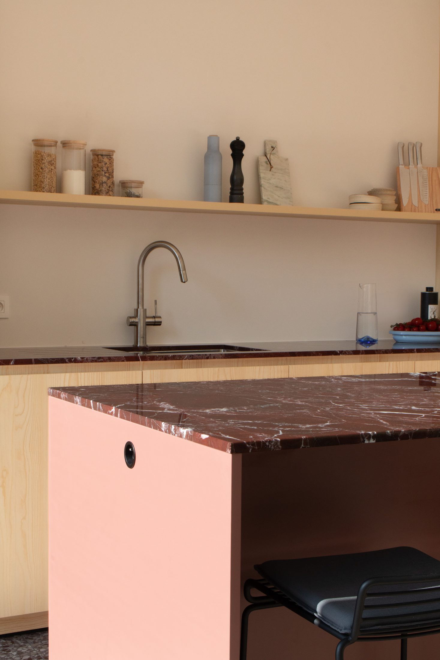 Keuken met eiland & multifunctioneel tv-meubel