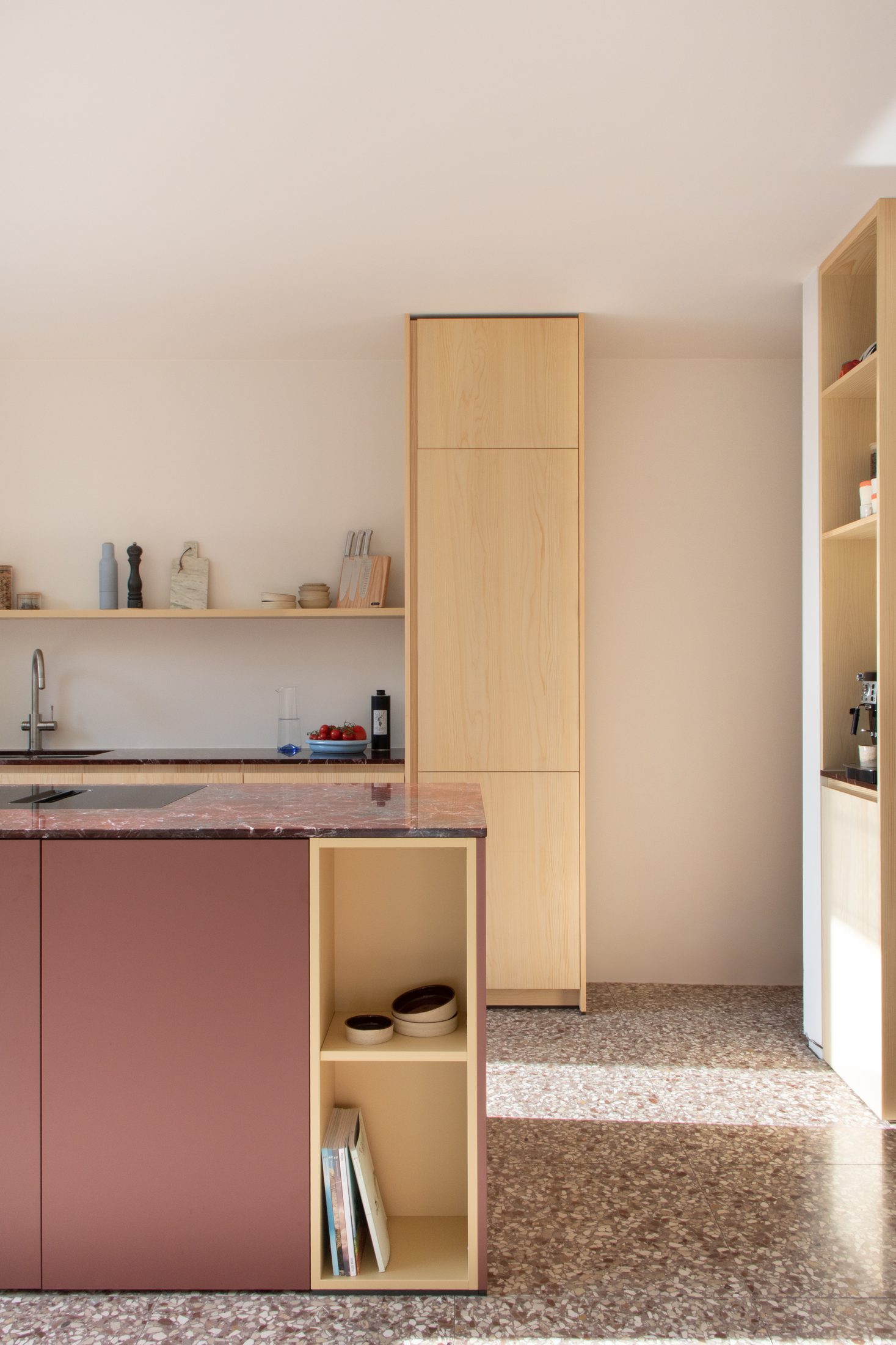 Keuken met eiland & multifunctioneel tv-meubel